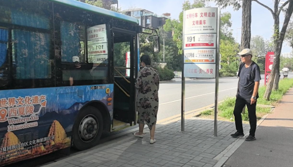 行人等车得, 他笑着回忆 行人等车得, 他笑着回忆